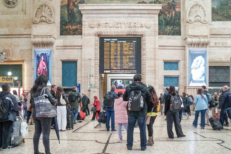 Sciopero generale Cgil, manifestazioni in tutta Italia. Si fermano trasporti, scuola e sanità. Landini “Raccolta firme contro la manovra”