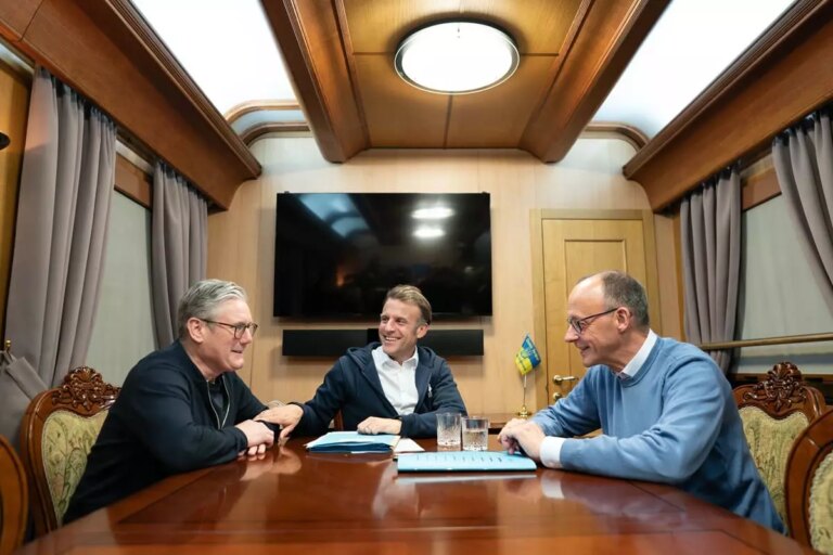 Telefonata di Macron, Starmer e Merz con Trump: focus sulla situazione in Ucraina