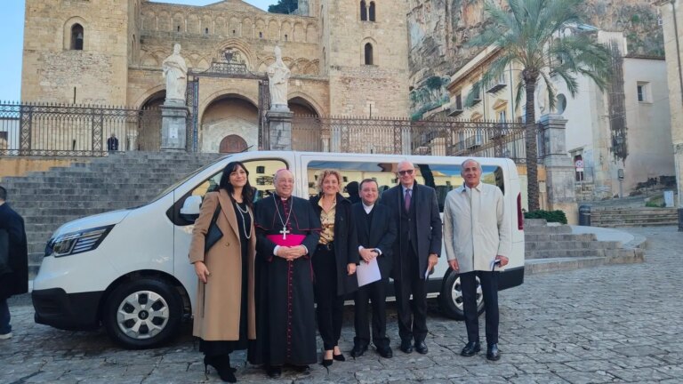La Fondazione Regina Elena di Cefalù acquista un pulmino con il contributo di UniCredit