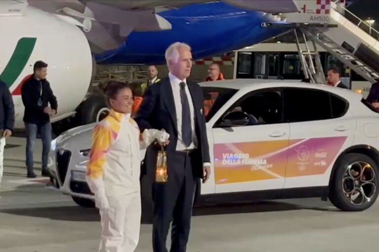 Milano-Cortina 2026, la fiamma olimpica atterra a Fiumicino. Al Quirinale Paolini la consegna a Mattarella / Video
