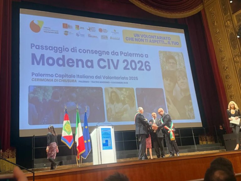 Il sindaco di Modena riceve la targa di Capitale italiana del Volontariato per il 2026