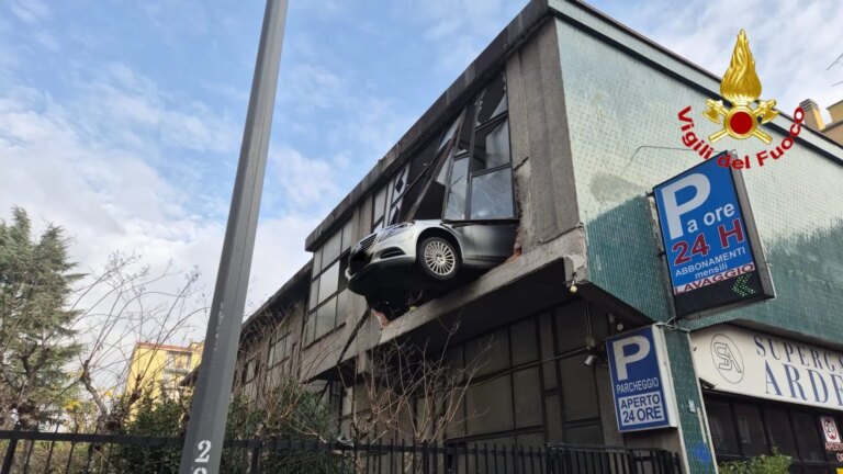 Milano, anziano sbaglia manovra e rimane in bilico in un garage: salvato dai Vigili del Fuoco