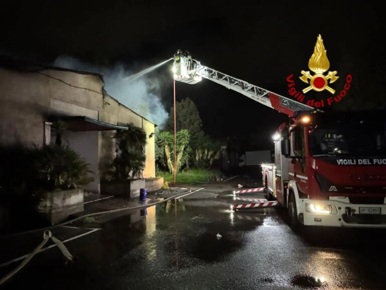 Catania, vasto incendio nella zona industriale: Vigili del Fuoco al lavoro tutta la notte / Video
