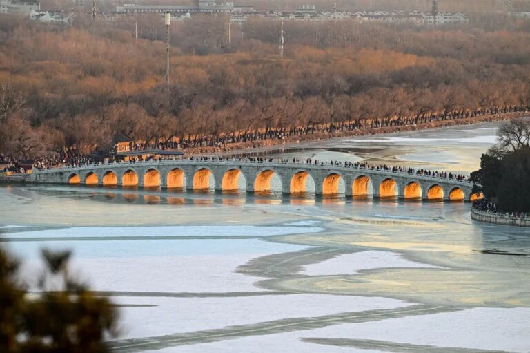 Cina: il fascino invernale del Ponte dei diciassette archi di Pechino (1)