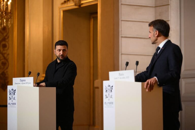 Ucraina, Zelensky: “La Russia non sia ricompensata per questa guerra”. Macron “Da Mosca nessun segnale di pace”