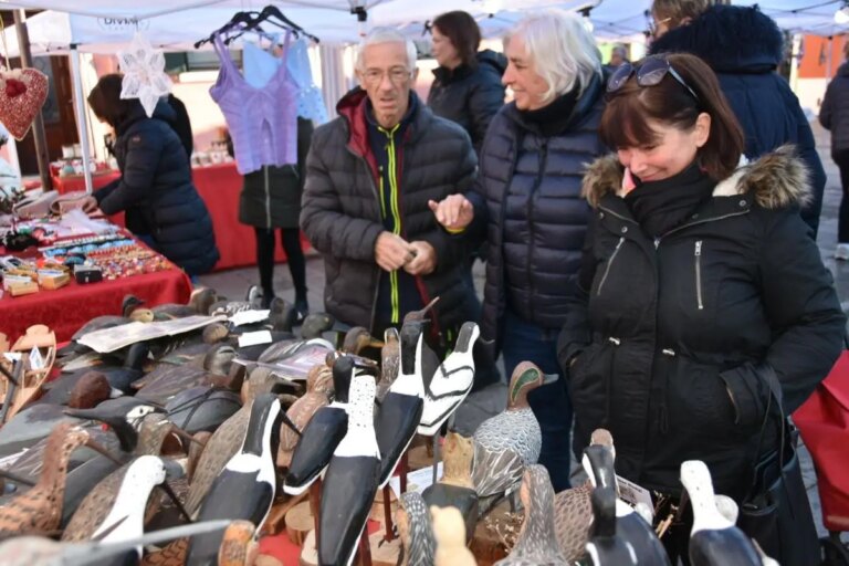 A Burano prende forma la magia del Natale con i mercatini