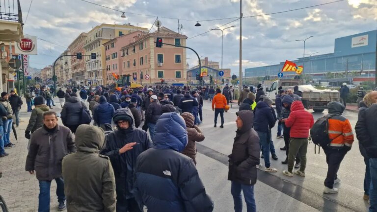 I lavoratori dell’ex Ilva di Genova riprendono il blocco stradale
