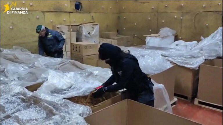 Scoperti due stabilimenti per la produzione illegale di sigarette a Pomezia e Ferentino / Video