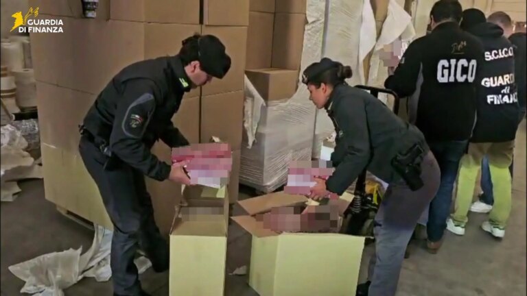 Sequestrati due stabilimenti clandestini per la produzione di sigarette tra Milano e Pavia, 17 arresti