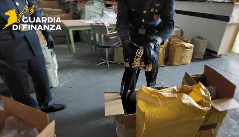 Sequestrati 4 mila articoli tra giocattoli e abiti contraffatti, 5 denunce a Roma