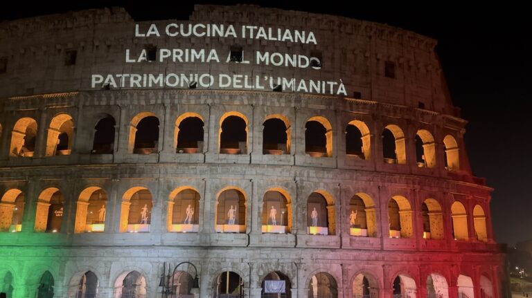 La cucina italiana proclamata patrimonio dell’umanità Unesco. Il Colosseo si illumina per celebrare il riconoscimento / Video