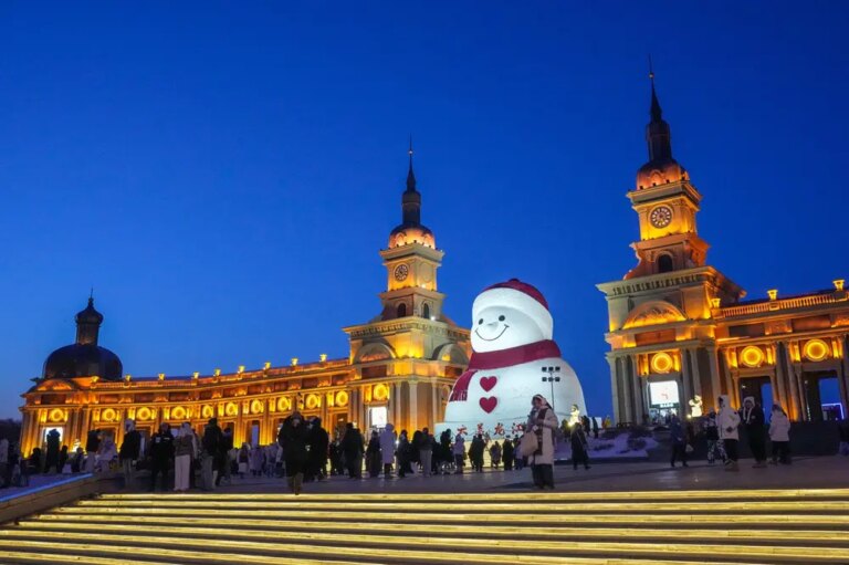 Cina: Harbin attira turisti con il suo iconico gigante di neve (2)