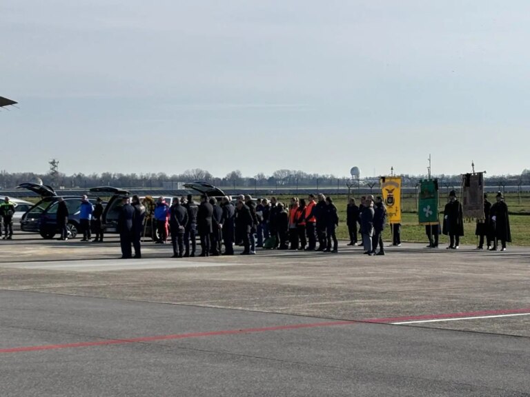 Atterrato a Linate il volo di Stato con le salme di 5 giovani italiani morti nella tragedia di Crans-Montana / Foto