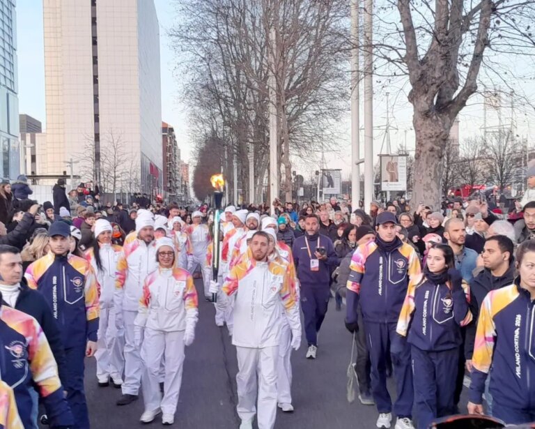 Milano-Cortina 2026, la Fiamma Olimpica fa tappa nella sede torinese di Intesa Sanpaolo