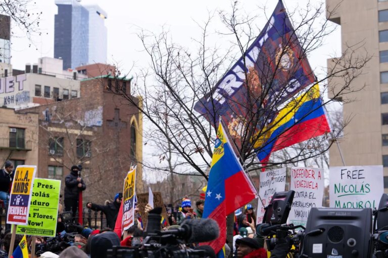 Maduro davanti al giudice di Manhattan, proteste e incertezza strategica di Trump scuotono il mondo