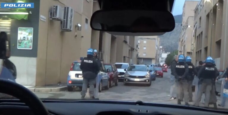 Blitz della Polizia allo Zen di Palermo, sequestrate 4 pistole e oltre mille munizioni
