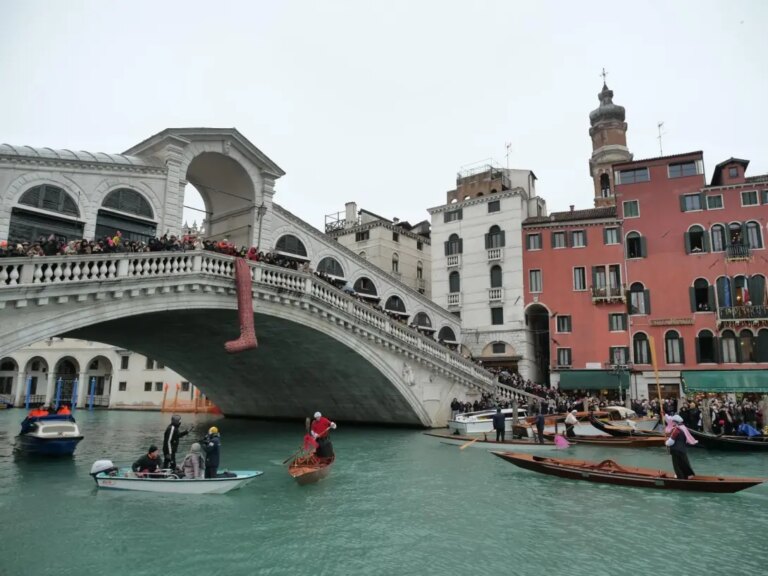 La Regata delle Befane celebra la 45esima edizione con l’arrivo sotto il Ponte di Rialto