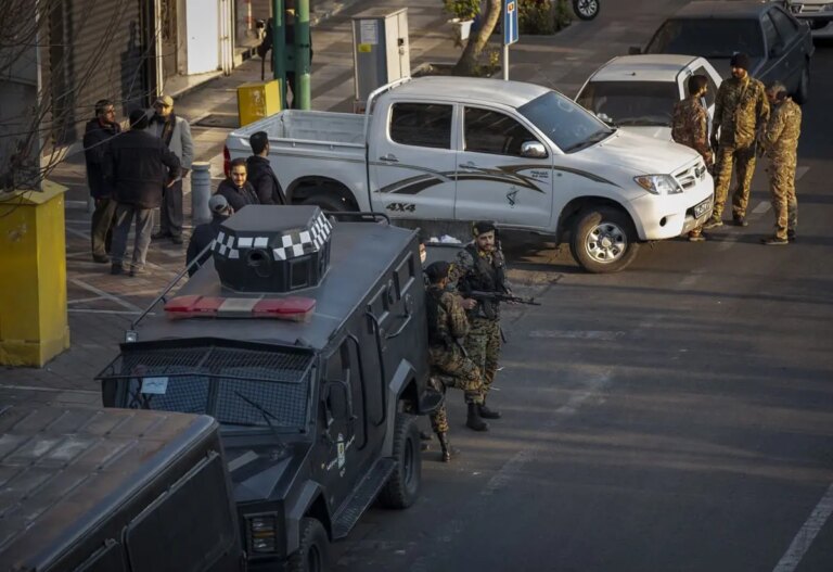 Proteste contro il caro-vita al 12esimo giorno in Iran, ucciso un agente a Malard