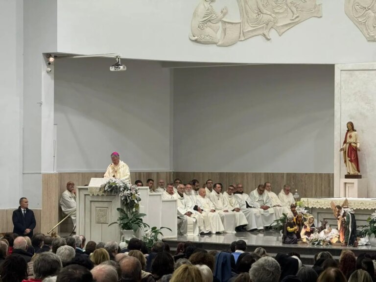Palermo, l’arcivescovo Lorefice visita lo Zen: “La politica è lontana dai problemi della gente” / VIDEO