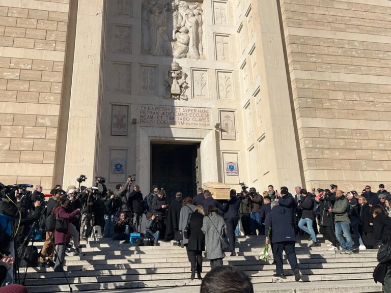 Crans-Montana, a Roma l’ultimo saluto al 16enne Riccardo Minghetti / Video