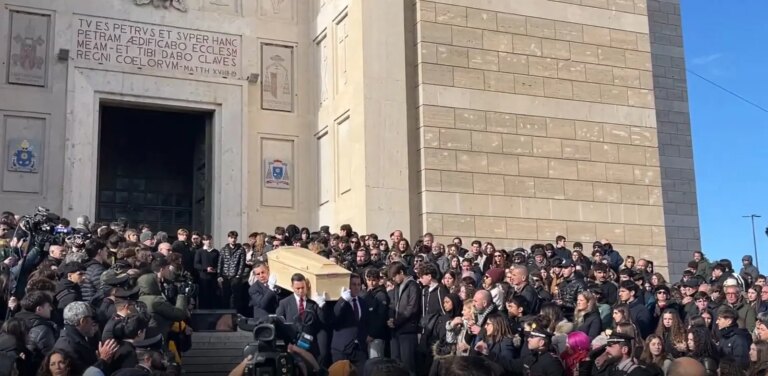 Crans-Montana, a Roma l’ultimo saluto al 16enne Riccardo Minghetti. I genitori: “Aveva un cuore grande” / Video