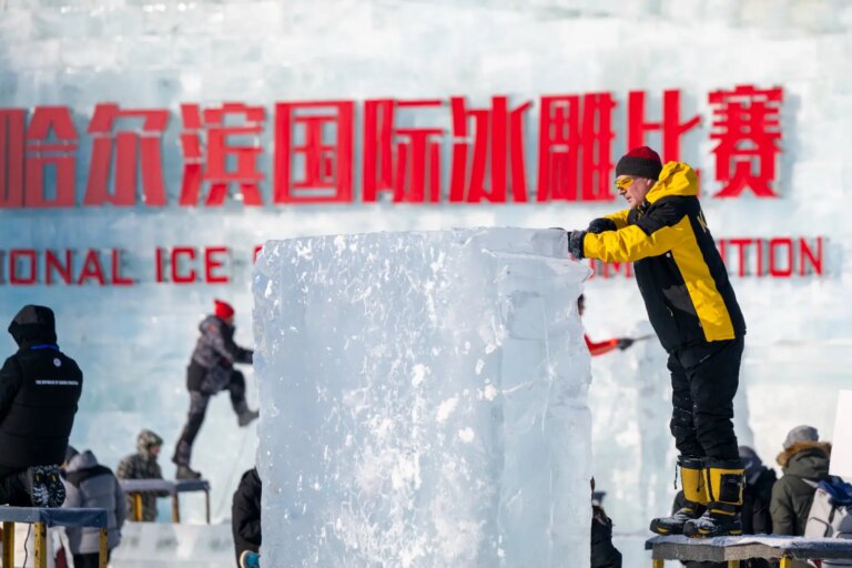 Cina: iniziata a Harbin competizione di sculture di ghiaccio (1)