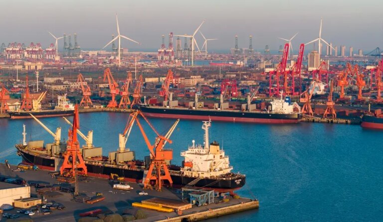 Cina: a Capodanno flusso costante di navi nel porto di Tianjin (1)