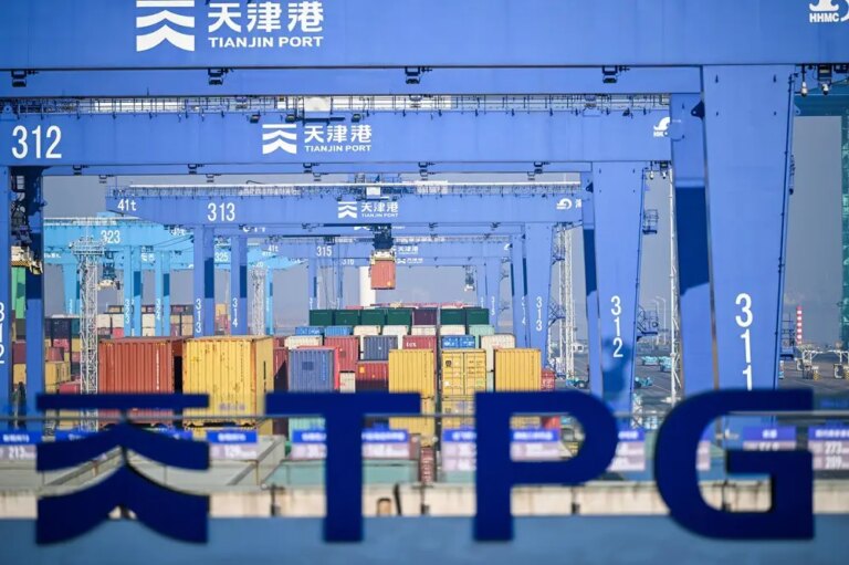 Cina: a Capodanno flusso costante di navi nel porto di Tianjin (3)