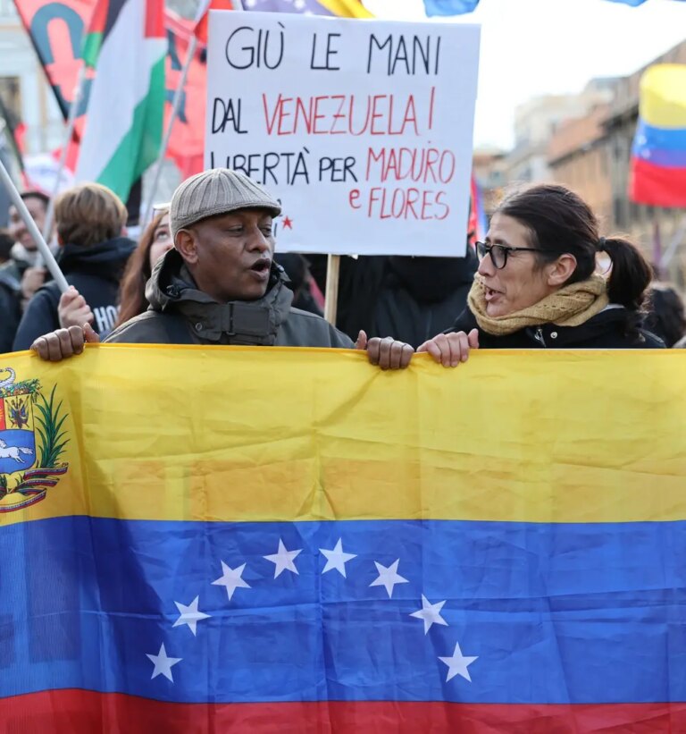 Protesta a Roma contro l’attacco degli Stati Uniti al Venezuela (2)
