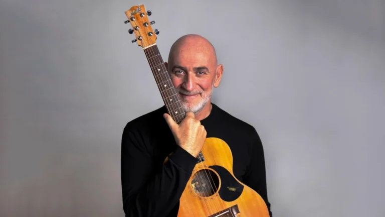 Torri di Teatro 2026:  “Al cospetto di Gaber” con protagonista Sergio Sgrilli e la sua fidata chitarra