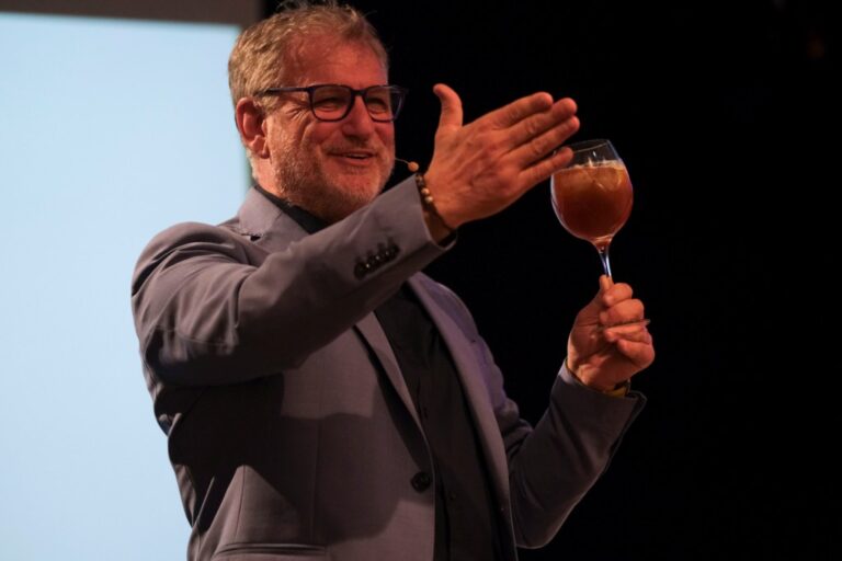 Salotti Urbani si allunga fino a settembre: si parte con uno spettacolo dedicato allo Spritz